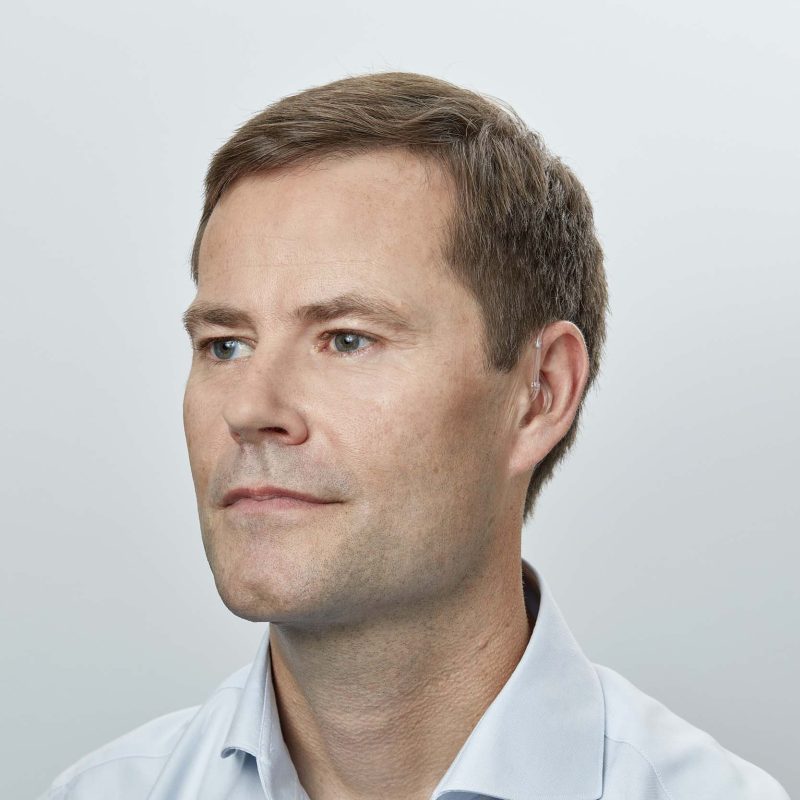 Oticon_More_miniBTE_T_090ChromaBeige_F45_MS_6040_300dpi_(C)_Oticon